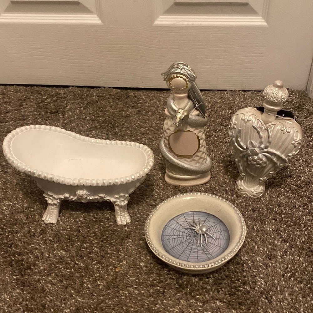 Ashland Halloween Bathroom Vanity Decor Dish Tub Faux Bottles Snake Spider NWT